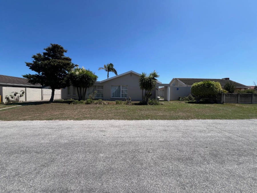 To Let 4 Bedroom Property for Rent in Rowallan Park Eastern Cape